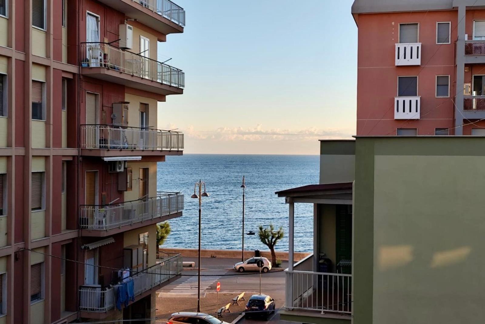 Sunrise Waterfront - Central Apartment With Sea View Balcony - Molfetta Buitenkant foto